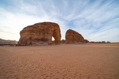 Gün batımında Alula 'nın panoramik çöl manzarası, Fil Kayası' nı çerçeveler, şaşırtıcı kum taşı oluşumu, Suudi Arabistan 'ın jeolojik merakı