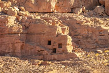 Dadan arkeolojik sahasında kayalara oyulmuş antik kalıntılar, tarihi kayıp medeniyetin mirası, Suudi Arabistan, Alula 'da