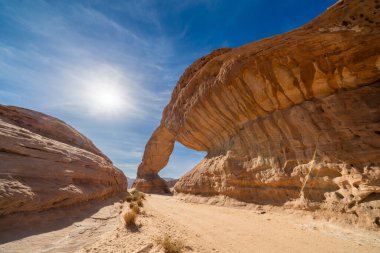 Alula yakınlarındaki panoramik çöl manzarası, inanılmaz Gökkuşağı Kemeri 'ni çerçeveler, şaşırtıcı kum taşı oluşumu, Suudi Arabistan' ın jeolojik harikası