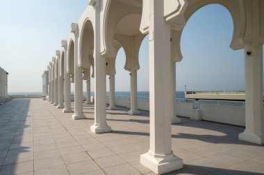 Suudi Arabistan 'ın başkenti Jeddah' da Mescidi El Rahmah veya Merhamet Camii olarak bilinen yüzen cami, Kızıl Deniz 'in üzerinde geziniyor gibi görünüyor.