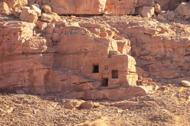 Dadan arkeolojik sahasında kayalara oyulmuş antik kalıntılar, tarihi kayıp medeniyetin mirası, Suudi Arabistan, Alula 'da