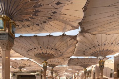 Suudi Arabistan 'ın en kutsal ikinci yeri olan Medine' deki Peygamberler Camii 'nin Büyük Kralı Abdullah Genişlemesi' nin dev şemsiyeleri.