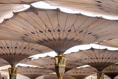 Suudi Arabistan 'ın en kutsal ikinci yeri olan Medine' deki Peygamberler Camii 'nin Büyük Kralı Abdullah Genişlemesi' nin dev şemsiyeleri.