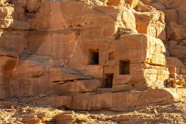 Dadan arkeolojik sahasında kayalara oyulmuş antik kalıntılar, tarihi kayıp medeniyetin mirası, Suudi Arabistan, Alula 'da