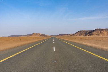 Gün doğumunda Alula 'dan Medine' ye uzanan manzaralı çöl rotası inanılmaz kum taşı oluşumlarıyla Suudi Arabistan 'ın nefes kesici manzarası.
