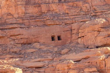 Dadan arkeolojik sahasında kayalara oyulmuş antik kalıntılar, tarihi kayıp medeniyetin mirası, Suudi Arabistan, Alula 'da