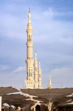 Suudi Arabistan 'ın en kutsal ikinci yeri olan Medine' deki Peygamberler Camii 'nin Büyük Kralı Abdullah Genişlemesi' nin dev şemsiyeleri.