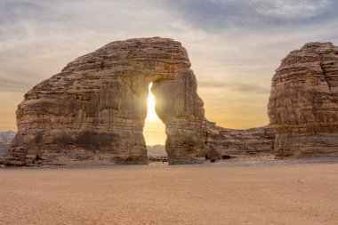 Gün batımında Alula 'nın panoramik çöl manzarası, Fil Kayası' nı çerçeveler, şaşırtıcı kum taşı oluşumu, Suudi Arabistan 'ın jeolojik merakı