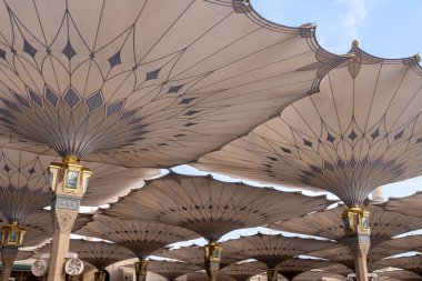 Suudi Arabistan 'ın en kutsal ikinci yeri olan Medine' deki Peygamberler Camii 'nin Büyük Kralı Abdullah Genişlemesi' nin dev şemsiyeleri.