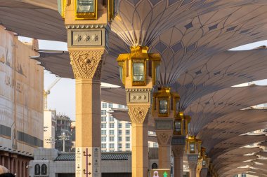 Suudi Arabistan 'ın en kutsal ikinci yeri olan Medine' deki Peygamberler Camii 'nin Büyük Kralı Abdullah Genişlemesi' nin dev şemsiyeleri.