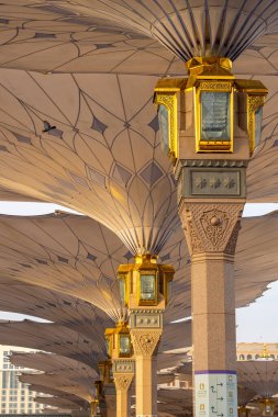 Suudi Arabistan 'ın en kutsal ikinci yeri olan Medine' deki Peygamberler Camii 'nin Büyük Kralı Abdullah Genişlemesi' nin dev şemsiyeleri.