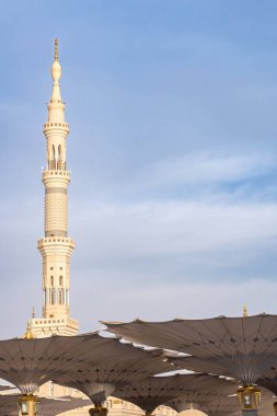 Medine 'deki Büyük Kral Abdullah Camii' nin dev şemsiyeleri altındaki hacılar. Suudi Arabistan 'ın ikinci en kutsal İslam mekanı.