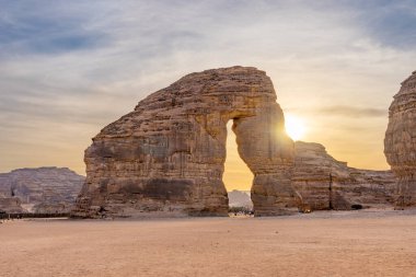 Gün batımında Alula 'nın panoramik çöl manzarası, Fil Kayası' nı çerçeveler, şaşırtıcı kum taşı oluşumu, Suudi Arabistan 'ın jeolojik merakı