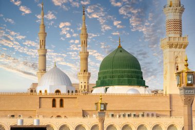 İslam 'ın Suudi Arabistan' daki en kutsal ikinci yeri olan Medine 'deki Kahinler Camii, tüm Müslüman dünyasından ziyaretçileri cezbediyor.