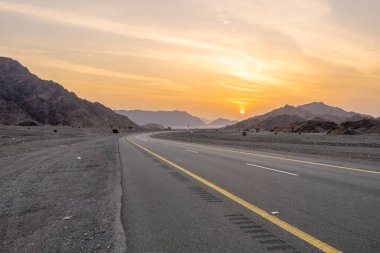 Gün doğumunda Alula 'dan Medine' ye uzanan manzaralı çöl rotası inanılmaz kum taşı oluşumlarıyla Suudi Arabistan 'ın nefes kesici manzarası.