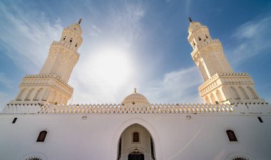 Medine, Suudi Arabistan 'daki iki Qiblas camii, Müslüman dünyasından ziyaretçilerin ilgisini çeken kutsal bir alan.