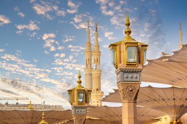 İslam 'ın Suudi Arabistan' daki en kutsal ikinci yeri olan Medine 'deki Kahinler Camii, tüm Müslüman dünyasından ziyaretçileri cezbediyor.