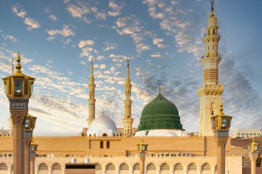 İslam 'ın Suudi Arabistan' daki en kutsal ikinci yeri olan Medine 'deki Kahinler Camii, tüm Müslüman dünyasından ziyaretçileri cezbediyor.