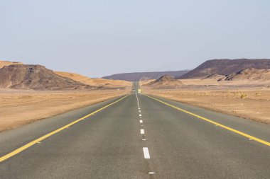 Gün doğumunda Alula 'dan Medine' ye uzanan manzaralı çöl rotası inanılmaz kum taşı oluşumlarıyla Suudi Arabistan 'ın nefes kesici manzarası.