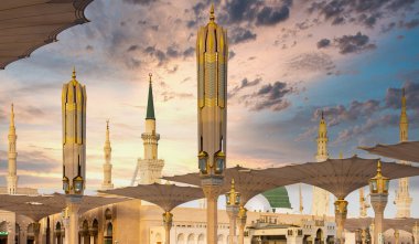 İslam 'ın Suudi Arabistan' daki en kutsal ikinci yeri olan Medine 'deki Kahinler Camii, tüm Müslüman dünyasından ziyaretçileri cezbediyor.