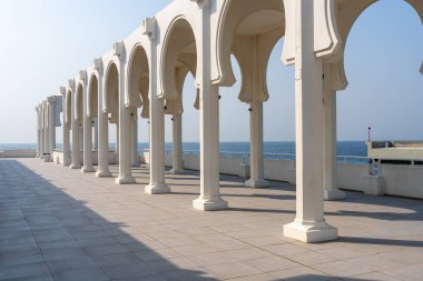 Suudi Arabistan 'ın başkenti Jeddah' da Mescidi El Rahmah veya Merhamet Camii olarak bilinen yüzen cami, Kızıl Deniz 'in üzerinde geziniyor gibi görünüyor.