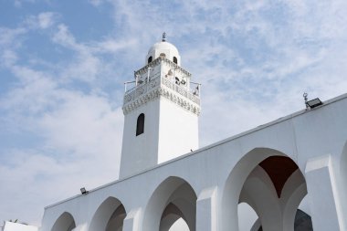 Suudi Arabistan 'ın Jeddah kentindeki inanılmaz ada camii Mescidi El Cezire, Corniche' in hemen dışındaki Kızıl Deniz 'den yükseliyor, çarpıcı bir mimari mucize.