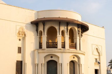 Büyük Mescid Malik Suud, ya da Suudi Arabistan 'daki Kral Suud Camii, modern İslam mimarisinin etkileyici bir örneği.