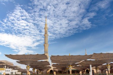 Suudi Arabistan 'ın en kutsal ikinci yeri olan Medine' deki Peygamberler Camii 'nin Büyük Kralı Abdullah Genişlemesi' nin dev şemsiyeleri.