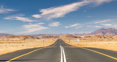 Suudi Arabistan, Alula ve Tabuk arasındaki manzaralı çöl yolu inanılmaz kum taşı oluşumları ve nefes kesici manzaralı bir manzara sergiliyor.