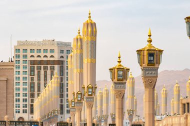 İslam 'ın Suudi Arabistan' daki en kutsal ikinci yeri olan Medine 'deki Kahinler Camii, tüm Müslüman dünyasından ziyaretçileri cezbediyor.