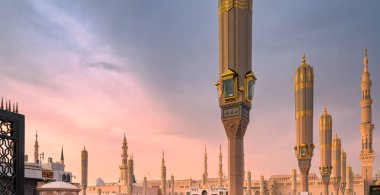 İslam 'ın Suudi Arabistan' daki en kutsal ikinci yeri olan Medine 'deki Kahinler Camii, tüm Müslüman dünyasından ziyaretçileri cezbediyor.