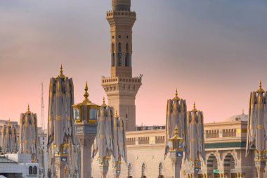 İslam 'ın Suudi Arabistan' daki en kutsal ikinci yeri olan Medine 'deki Kahinler Camii, tüm Müslüman dünyasından ziyaretçileri cezbediyor.