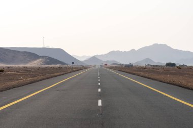 Gün doğumunda Alula 'dan Medine' ye uzanan manzaralı çöl rotası inanılmaz kum taşı oluşumlarıyla Suudi Arabistan 'ın nefes kesici manzarası.