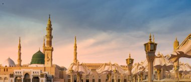 İslam 'ın Suudi Arabistan' daki en kutsal ikinci yeri olan Medine 'deki Kahinler Camii, tüm Müslüman dünyasından ziyaretçileri cezbediyor.
