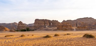 Riyad ve Alula arasındaki güzel manzaralı yolda, Suudi Arabistan 'daki kum çölleri, kaya oluşumları ve dağların arasından sür.