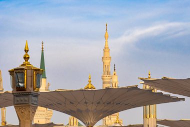 Suudi Arabistan 'ın en kutsal ikinci yeri olan Medine' deki Peygamberler Camii 'nin Büyük Kralı Abdullah Genişlemesi' nin dev şemsiyeleri.