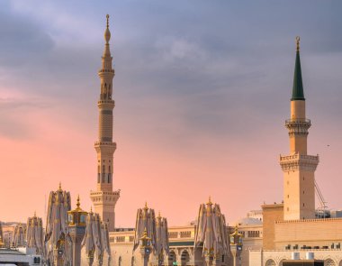 İslam 'ın Suudi Arabistan' daki en kutsal ikinci yeri olan Medine 'deki Kahinler Camii, tüm Müslüman dünyasından ziyaretçileri cezbediyor.