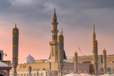 İslam 'ın Suudi Arabistan' daki en kutsal ikinci yeri olan Medine 'deki Kahinler Camii, tüm Müslüman dünyasından ziyaretçileri cezbediyor.