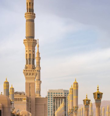 İslam 'ın Suudi Arabistan' daki en kutsal ikinci yeri olan Medine 'deki Kahinler Camii, tüm Müslüman dünyasından ziyaretçileri cezbediyor.