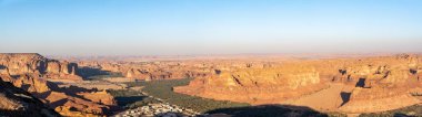 Harrat bakış açısı Sunset, AlUla, Suudi Arabistan. Bu çarpıcı bölgenin engebeli kumtaşı oluşumları ve çöl manzarası üzerine nefes kesici bir manzara.
