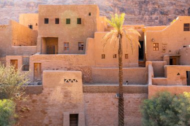 Alula, Suudi Arabistan - 15 Aralık 2024: Suudi Arabistan 'daki Alula Eski Kasabası, tarihi harabeleri ve geleneksel dar sokakları olan tarihi çamur tuğlası şehri