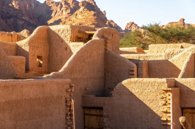 Alula, Suudi Arabistan - 15 Aralık 2024: Suudi Arabistan 'daki Alula Eski Kasabası, tarihi harabeleri ve geleneksel dar sokakları olan tarihi çamur tuğlası şehri