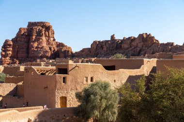 Alula, Suudi Arabistan - 15 Aralık 2024: Suudi Arabistan 'daki Alula Eski Kasabası, tarihi harabeleri ve geleneksel dar sokakları olan tarihi çamur tuğlası şehri