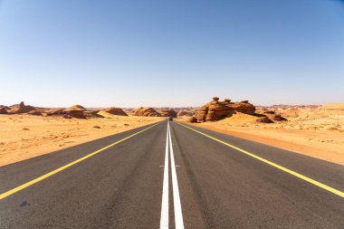 Suudi Arabistan Çölü - 15 Aralık 2024: Riyad 'dan AlUla' ya uzanan manzaralı yol, kum çölü, kaya oluşumları ve dağlardan geçmektedir.