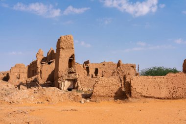 Shaqra, Suudi Arabistan - 14 Aralık 2024: Suudi Arabistan 'ın eski Shaqra köyündeki Antik Geleneksel Çamur Binalarının manzarası