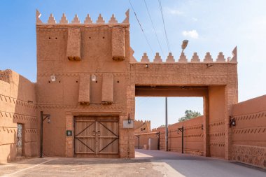 Ushaiqer, Suudi Arabistan - 14 Aralık 2024: Suudi Arabistan 'ın Ushaiqer köyündeki Antik Geleneksel Çamur Binalarına bakış