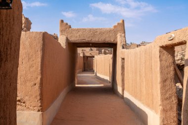 Shaqra, Suudi Arabistan - 14 Aralık 2024: Suudi Arabistan 'ın eski Shaqra köyündeki Antik Geleneksel Çamur Binalarının manzarası