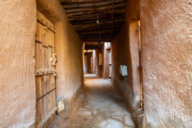 Ushaiqer, Suudi Arabistan - 14 Aralık 2024: Suudi Arabistan 'ın Ushaiqer köyündeki Antik Geleneksel Çamur Binalarına bakış