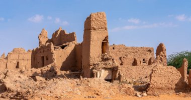 Shaqra, Suudi Arabistan - 14 Aralık 2024: Suudi Arabistan 'ın eski Shaqra köyündeki Antik Geleneksel Çamur Binalarının manzarası