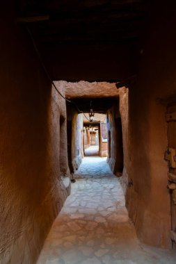 Ushaiqer, Suudi Arabistan - 14 Aralık 2024: Suudi Arabistan 'ın Ushaiqer köyündeki Antik Geleneksel Çamur Binalarına bakış